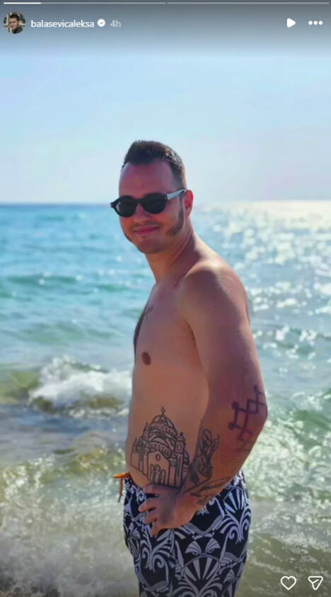Aleksa Balašević na letovanju, u prvom planu tetovaža hrama