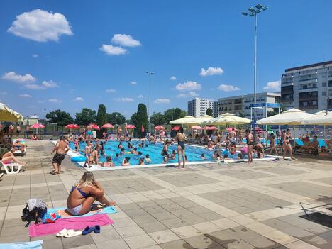 LOZNICA - Na bazenu više od 33.500 kupača.jpg