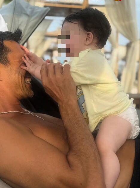Anja Mit na porodičnom odmoru sa desetomesečnim sinom Filipom i partnerom Vladimirom Petrovićem