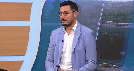 Srđan Barać, politički analitičar i savetnik ministra za evrointegracije smatra da je deo aktuelne politike posledica dugogodišnjeg nastojanja SAD da spreče pojavu dominantne sile na evropskom kontinentu.