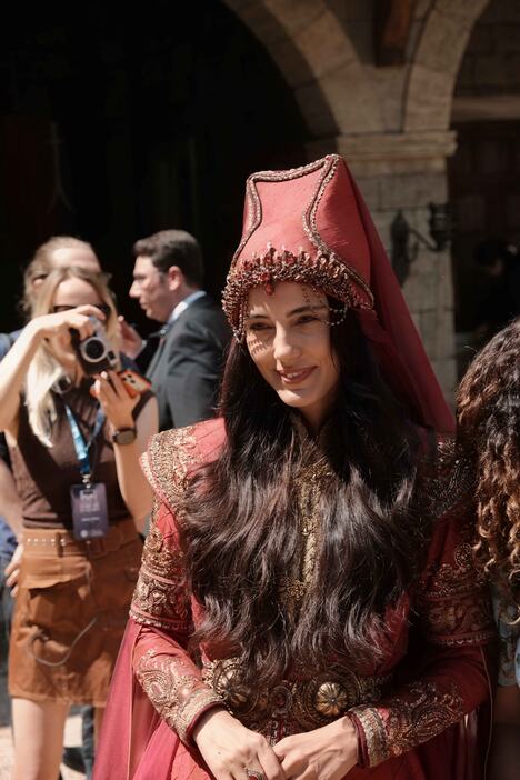 Glumica Merve Učer u kostimu princeze Rose na setu serije Mehmed Osvajač