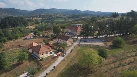 Guča Lučani obronci Jelice  dragačevsko selo Goračić (1).jpeg