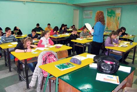 učenici i nastavnica u učionici