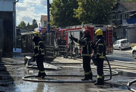 Vatrogasci gase požar