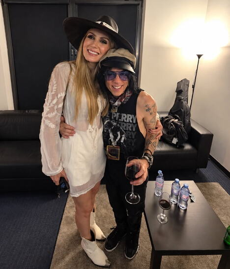 Jelena Gavrilović i Tomi Henriks nakon koncerta grupe Hollywood Vampires u Zagrebu (1).PNG