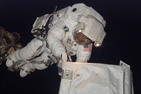 NASA astronaut Ron Garan posmatra Zemlju iz Međunarodne svemirske stanice