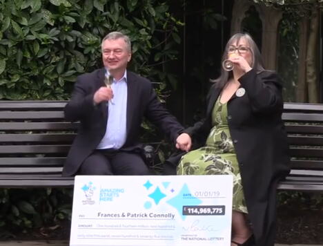Fransis i Patrik Konoli, dobitnici 134 miliona evra na britanskoj Nacionalnoj lutriji (2).PNG