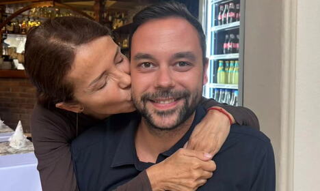 Jelena Bačić Alimpić ljubi i grli sina Marka povodom njegovog rođendana.PNG