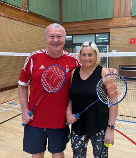 Piter Marfi sad igra badminton