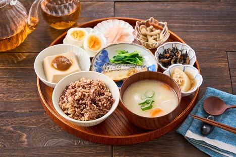 tradicionalna japanska hrana servirana u činijama