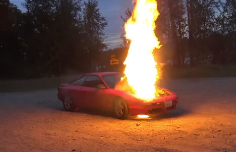 Ford Probe u koji je umesto motornog ulja sipan WD-40 završava u plamenu tokom eksperimenta (1).png