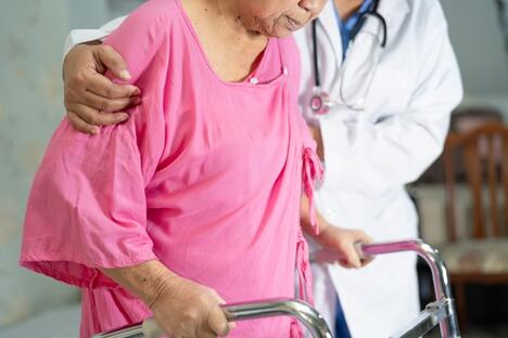 Medicinska sestra brine o starijim licima