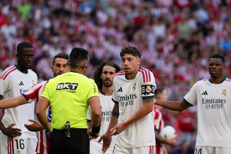 Fudbaleri Reala ljuti na arbitra meča Atletiko Real