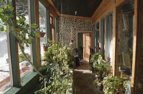 Earthship kuća od automobilskih guma u planinama Kolorada (10).PNG
