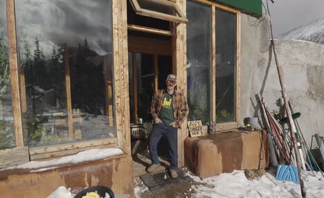 Earthship kuća od automobilskih guma u planinama Kolorada (9).PNG