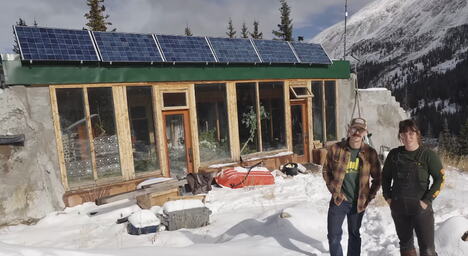 Earthship kuća od automobilskih guma u planinama Kolorada (21).PNG