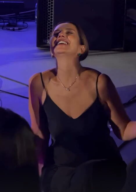 Nataša Ninković sedi pored bine i uživa u nastupu Nine Badrić (3).PNG