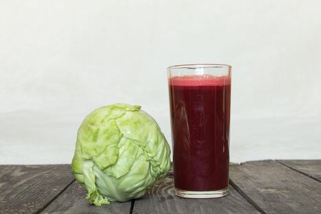 beli kupus u buretu će dati rasol roze boje ako ubacite 2 ili 3 glavice cvekle
