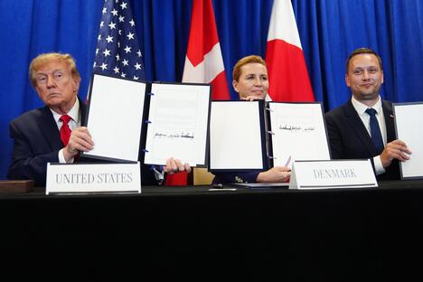 Donald Tramp, Mete Frederiksen i Jens-Frederik Nielsen tokom potpisivanja novog bezbednosnog sporazuma o Grenlandu u Njujorku