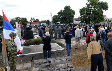 LOZNICA - Na Partizanskom groblju.JPG