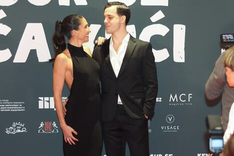Jelisaveta Orašanin i Pavle Mensur drže se za ruke na premijeri filma „Kengur se vraća kući“
