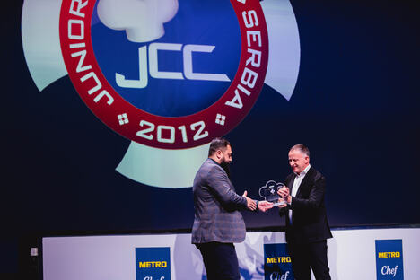 3_Dušan Čolović uručuje priznanje predsedniku asocijacije Junior Chefs Club Srbija Nikoli Biševcu.JPG