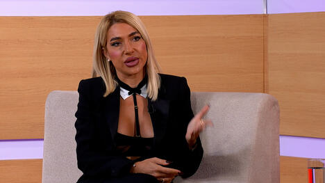 Jovana Jeremić, voditeljka i urednica RTV Pink u studiju Kurir televizije
