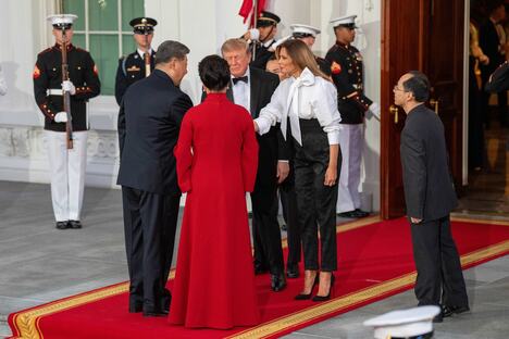 Melanija Tramp u crno-beloj kombinaciji na državnoj večeri za Si Đinpinga u Beloj kući