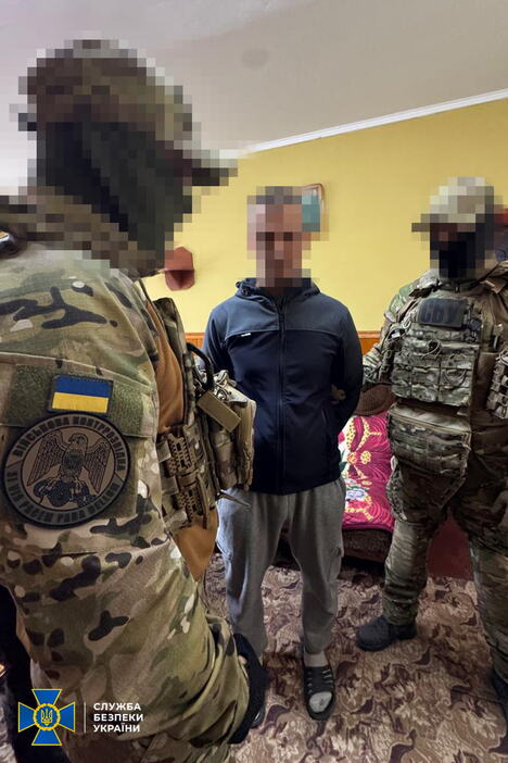 Agenti SBU privode muškarca osumnjičenog da je FSB-u prikupljao podatke o ukrajinskom pogonu za proizvodnju dronova