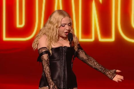 Madona na bini tokom preuzimanja nagrade za najbolji plesni video na MTV VMA 2026 (1).png