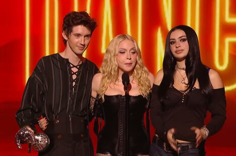 Madona na bini tokom preuzimanja nagrade za najbolji plesni video na MTV VMA 2026 (2).png