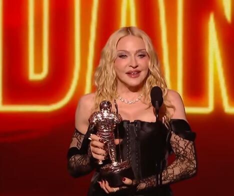 Madona na bini tokom preuzimanja nagrade za najbolji plesni video na MTV VMA 2026 (3).png