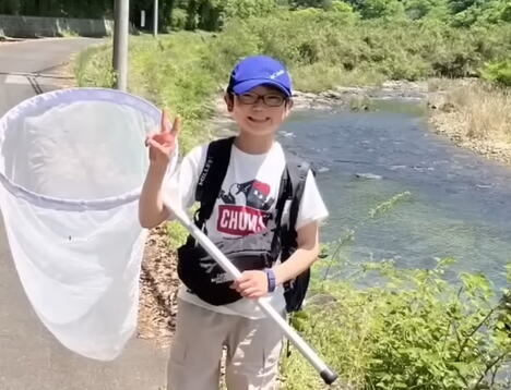 Džo Nagai iz Japana tokom istraživanja leptira i gusenica