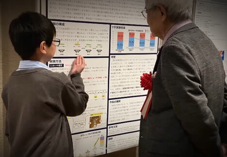 Džo Nagai iz Japana tokom istraživanja leptira i gusenica