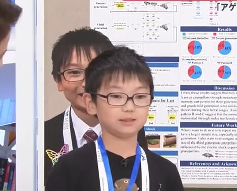 Džo Nagai iz Japana tokom istraživanja leptira i gusenica