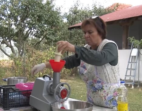 Verica Milošević priprema domaći ajvar od pečene paprike u Partešu