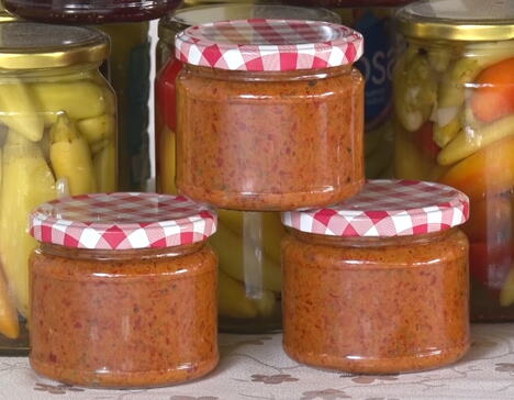 Verica Milošević priprema domaći ajvar od pečene paprike u Partešu