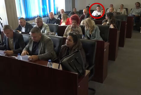 Sin Kurtijevog ministra u majici "studenti pobeđuju“