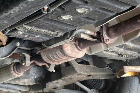 Katalizator i izduvni sistem ispod automobila, delovi koje lopovi mogu da ciljaju