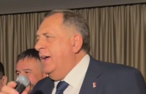 Milorad Dodik peva hitove "Ne može nam niko ništa" Mitra Mirića i "Četiri godine" Lepe Brene tokom proslave izborne pobede SNSD-a