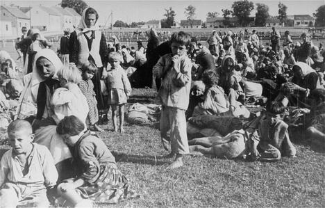 Srpske žene i deca iz područja Kozare, koji su deportovani iz svojih domova, ispred logora u Daruvaru. 1942. godine