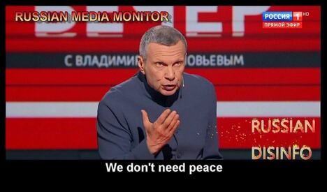 Ruski propagandista Vladimir Solovjov tokom gostovanja na televiziji Rusija 1, uz titl "Nama ne treba mir".