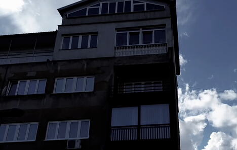 Kuća izgrađena na krovu stambene zgrade u Zenici