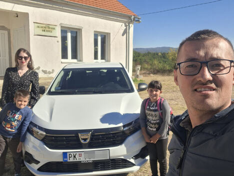 Učitelj sa đacim ai nastavnicom