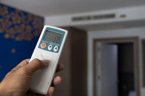 Daljinski upravljač klima-uređaja sa uključenim režimom grejanja i oznakom HEAT