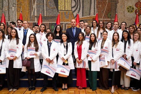 Zlatibor Lončar s mladim medicinarima