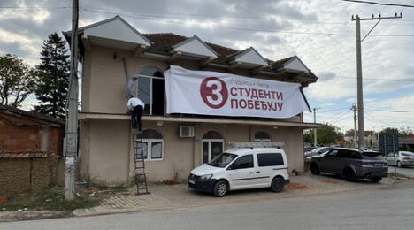 2026-10-16 14_36_43-Baner „Studenti pobeđuju“ ostao u Lapljem Selu, policija se povukla - KoSSev.png