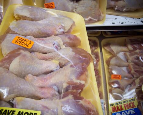 Sveže meso u crnim, žutim, belim i crvenim tacnama u supermarketu, različite boje ambalaže