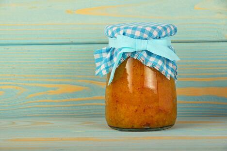 Starinsko slatko od rendanih dunja u staklenoj tegli, pripremljeno po tradicionalnom bakinom receptu sa