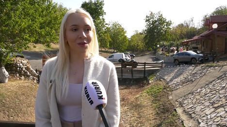 Milica Duduković iz Male Remete daje izjavu za Kurir televiziju